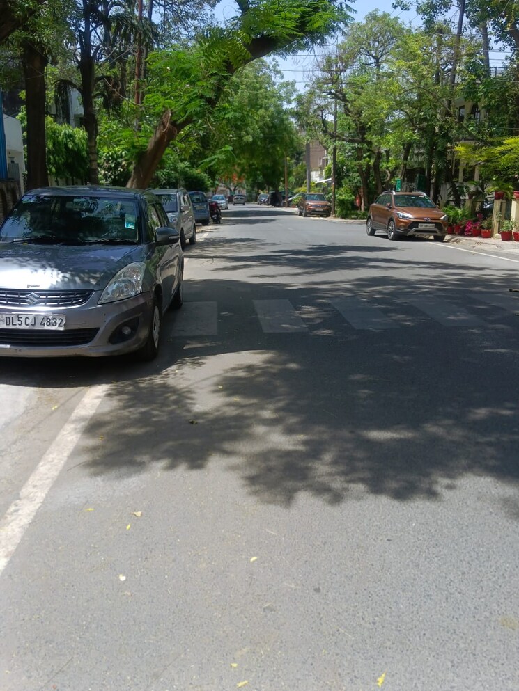  Parking, sector 19 6 Bedroom 200 Sq.Mt. Independent House In Sector 19 Noida 8588843