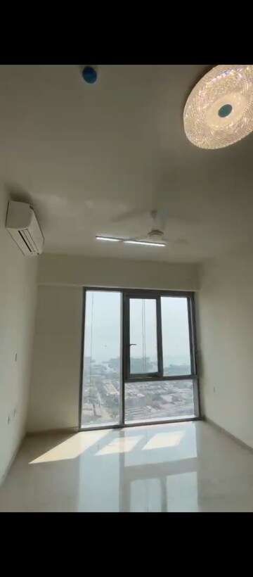 Room in 2 BHK Apartment at Piramal Aranya Arav, Byculla – for Rent