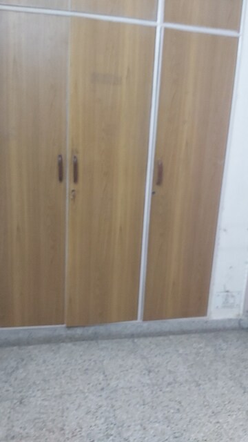 Room in 3.5 BHK Apartment at Mayur Vihar – for Rent
