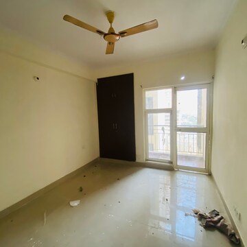 Room in 3 BHK Apartment at Gardenia Golf City, Noida Central – for Rent