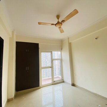 Room in 3 BHK Apartment at Gardenia Golf City, Noida Central – for Rent