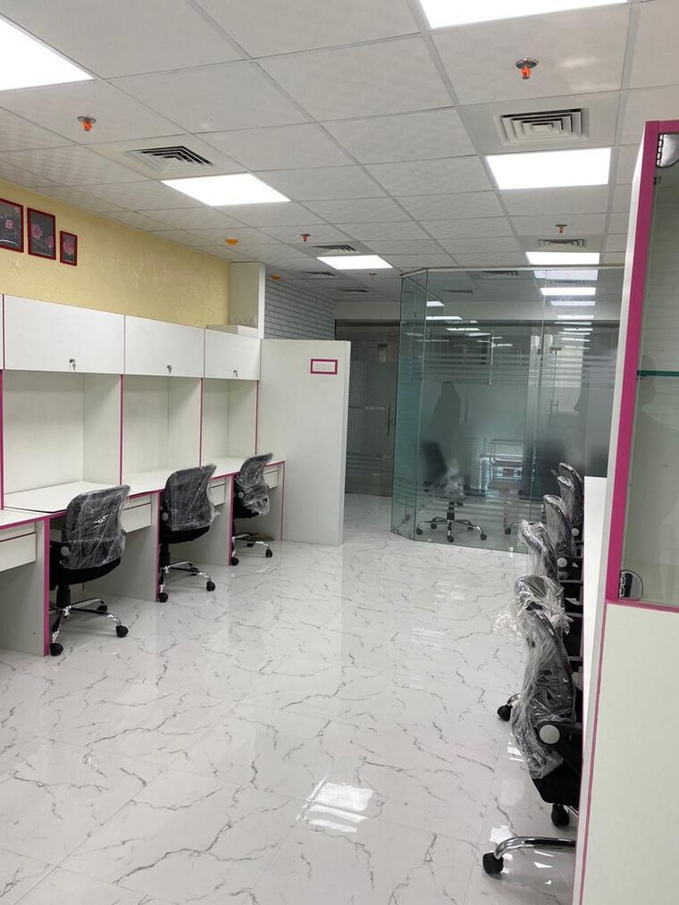  Parking, alphathum Commercial Office Space 850 Sq.Ft. In Sector 90 Noida 8589471