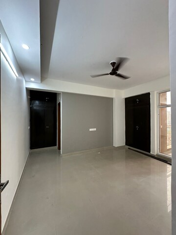 Room in 3 BHK Apartment at Nirala Greenshire, Sector 2 Greater Noida – for Sale