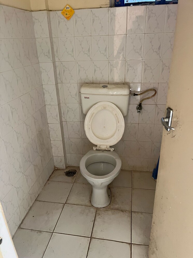 Bathroom, hermes-heritage-homes 1 Bedroom 650 Sq.Ft. Apartment In Shastrinagar Pune 8589509