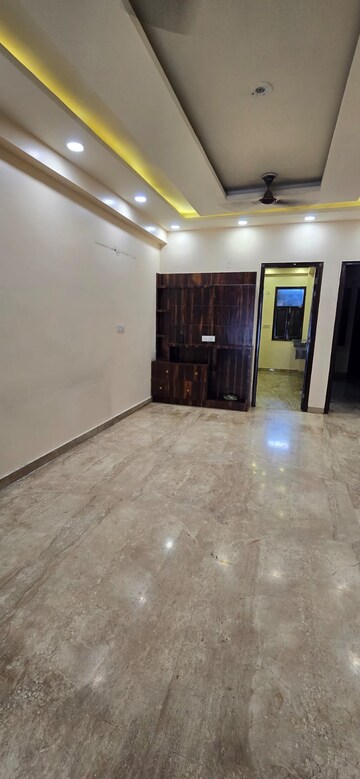 Room in 3 BHK Builder Floor at Niti Khand I – for Rent
