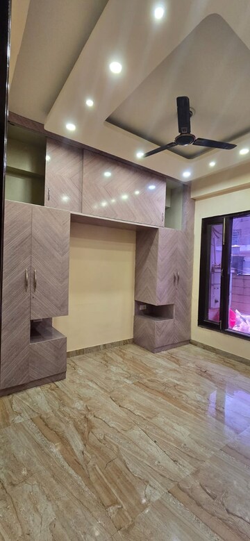 Room in 3 BHK Builder Floor at Niti Khand I – for Rent