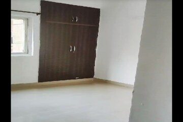 Room in 3 BHK Apartment at Supertech Cape Town, Sector 74 – for Sale