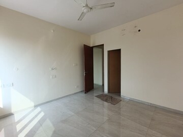 Room in 2 BHK Apartment at Seawoods – for Rent