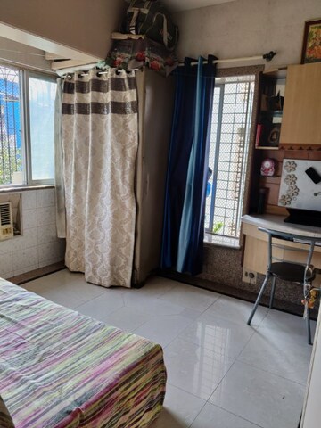 Room in 1 BHK Apartment at Shree Lucky Tower, Kandivali West – for Sale