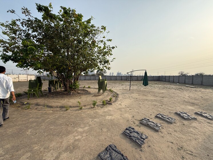  Parking, wegmans-business-park  100 Sq.Yd. Plot In It Park Greater Noida 8590205