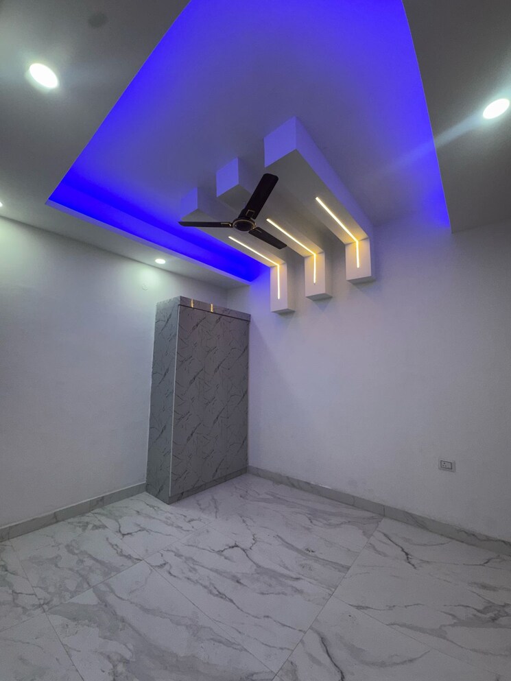 Room, sector 73 2 Bedroom 1050 Sq.Ft. Apartment In Sector 73 Noida 8590242