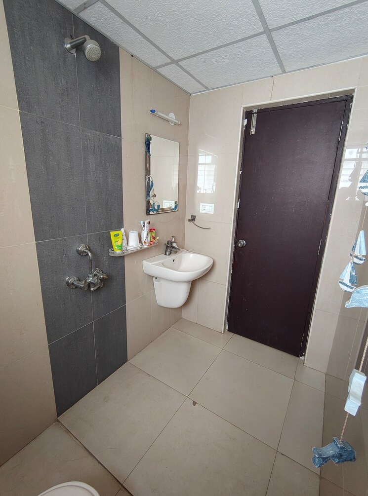 Bathroom, mithuna-white-water 3 Bedroom 1950 Sq.Ft. Apartment In Jakkuru Bangalore 8590226