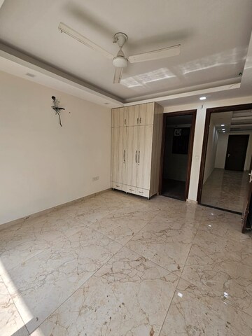Room in 3 BHK Builder Floor at Empire Floors, Sector 57 – for Rent