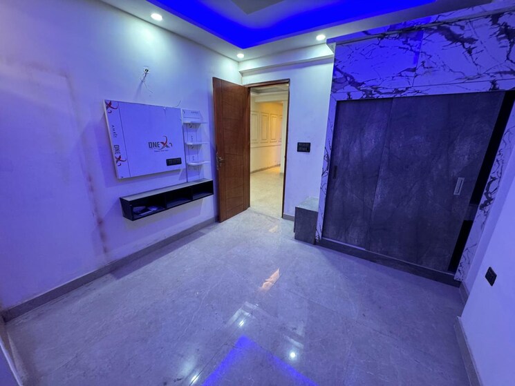 Room, sector 73 2 Bedroom 1050 Sq.Ft. Builder Floor In Sector 73 Noida 8590339