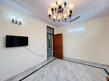 Room in 3 BHK Builder Floor at Sant Nagar – for Rent