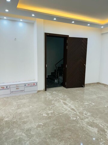 Room in 3 BHK Builder Floor at Unitech South City II, Sector 50 – for Rent