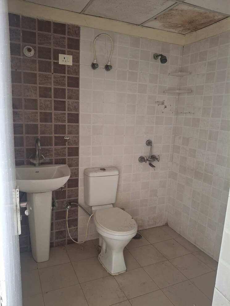 Bathroom, scc-heights 2 Bedroom 678 Sq.Ft. Apartment In Raj Nagar Extension Ghaziabad 8590474