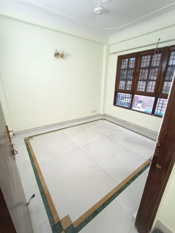 Room in 3 BHK Builder Floor at Uppal Southend, Sector 49 – for Rent