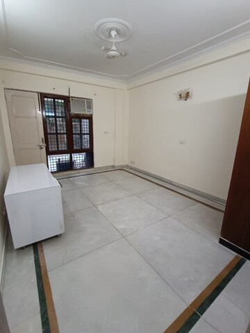 Room in 3 BHK Builder Floor at Uppal Southend, Sector 49 – for Rent