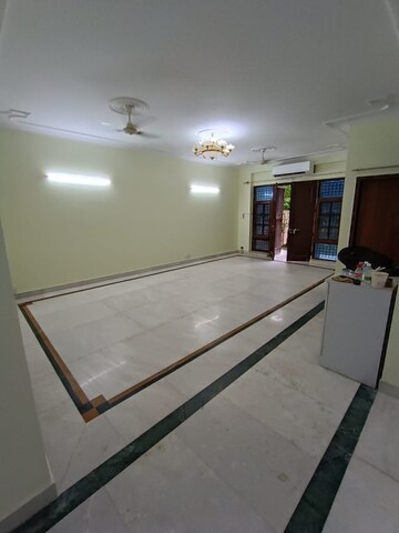 Room in 3 BHK Builder Floor at Uppal Southend, Sector 49 – for Rent