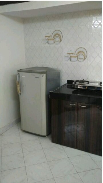Furnished Amenities in 2 BHK Apartment at Puranik Capitol, Ghodbunder Road – for Rent