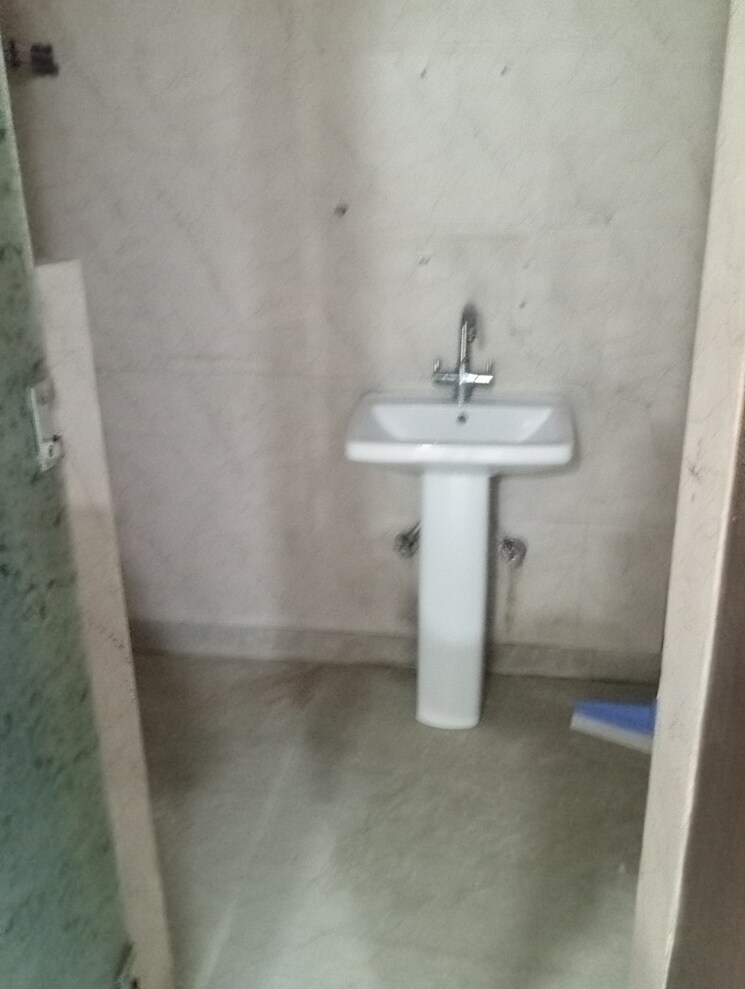 Bathroom, krishna nagar 2.5 Bedroom 118 Sq.Yd. Builder Floor In Krishna Nagar Delhi 8590666