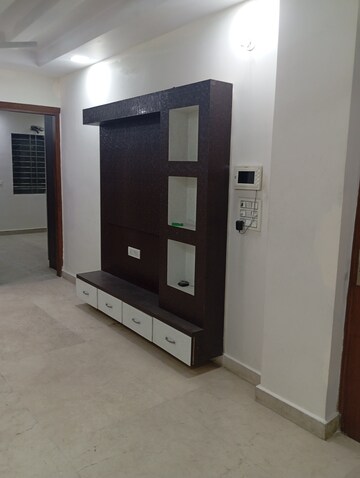 Furnished Amenities in 2.5 BHK Builder Floor at Krishna Nagar – for Sale