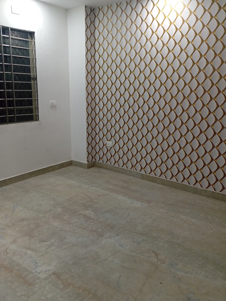 Balcony, krishna nagar 2.5 Bedroom 118 Sq.Yd. Builder Floor In Krishna Nagar Delhi 8590666