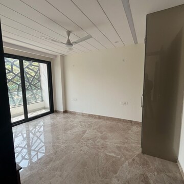 Room in 3 BHK Apartment at Uppal Southend, Sector 49 – for Rent