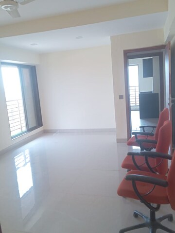 Room in 4 BHK Apartment at Suhas CHS Vile Parle, Vile Parle West – for Rent