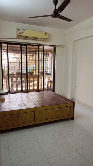 Room in 2.5 BHK Apartment at Ekta Tripolis, Goregaon West – for Rent