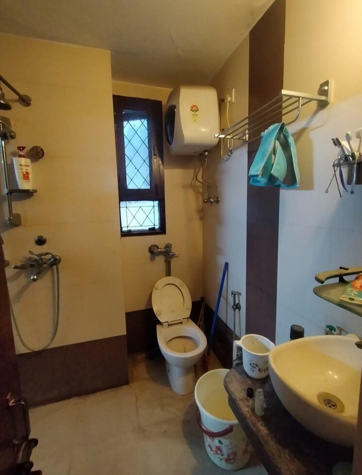 Bathroom, mayur vihar phase 1 extension 2.5 Bedroom 1800 Sq.Ft. Apartment In Mayur Vihar Phase 1 Extension Delhi 8590804