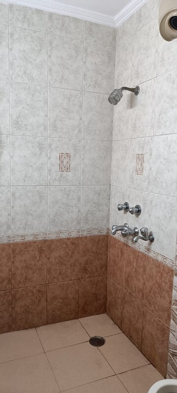Furnished Amenities in 3 BHK Apartment at Sarita Vihar Pocket-C RWA, Sarita Vihar – for Rent