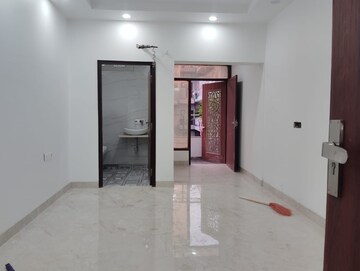 Room in 2.5 BHK Apartment at Navbharat Apartments, Paschim Vihar – for Rent