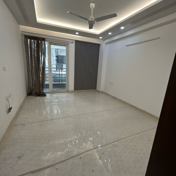 Room in 4 BHK Builder Floor at South Extension ii – for Rent