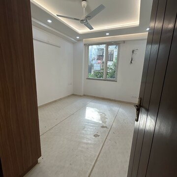 Room in 4 BHK Builder Floor at South Extension ii – for Rent