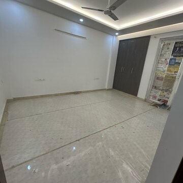 Room in 4 BHK Builder Floor at South Extension ii – for Rent