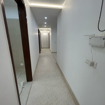 Room in 4 BHK Builder Floor at South Extension ii – for Rent