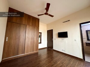 Room in 3 BHK Builder Floor at BPTP Amstoria, Sector 102 – for Sale