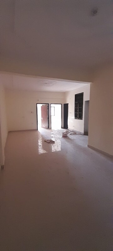 Room in 2 BHK Apartment at Hazratganj – for Rent