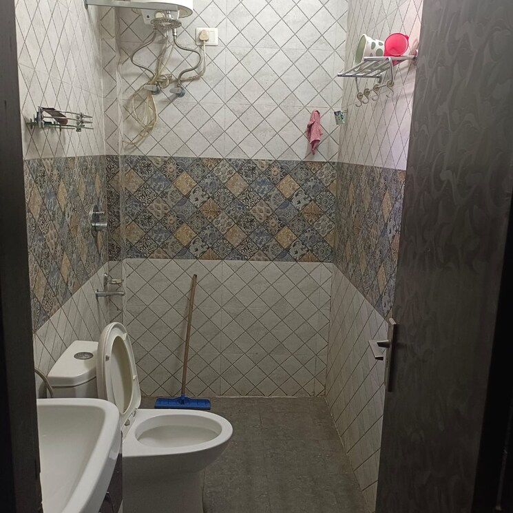 Bathroom, sector 71 3 Bedroom 1800 Sq.Ft. Builder Floor In Sector 71 Gurgaon 8591258