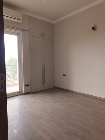 Room in 3 BHK Builder Floor at Central Park 3 Flower Valley, Sohna Sector 33 – for Rent