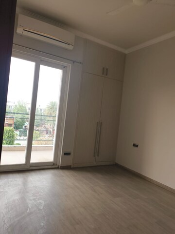 Room in 3 BHK Builder Floor at Central Park 3 Flower Valley, Sohna Sector 33 – for Rent