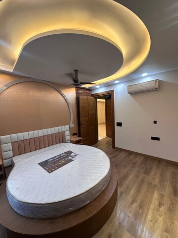 Bathroom in 3.5 BHK Builder Floor at Central Park 3 Flower Valley, Sohna Sector 33 – for Rent