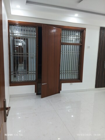 Room in 4 BHK Builder Floor at Shalimar Garden – for Sale