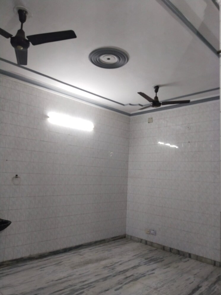 Room, sector 28 3.5 Bedroom 250 Sq.Yd. Builder Floor In Sector 28 Faridabad 8591870