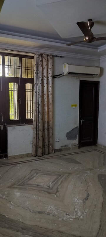 Room in 6+ BHK Independent House at RWA Apartments Sector 40, Sector 40 – for Rent