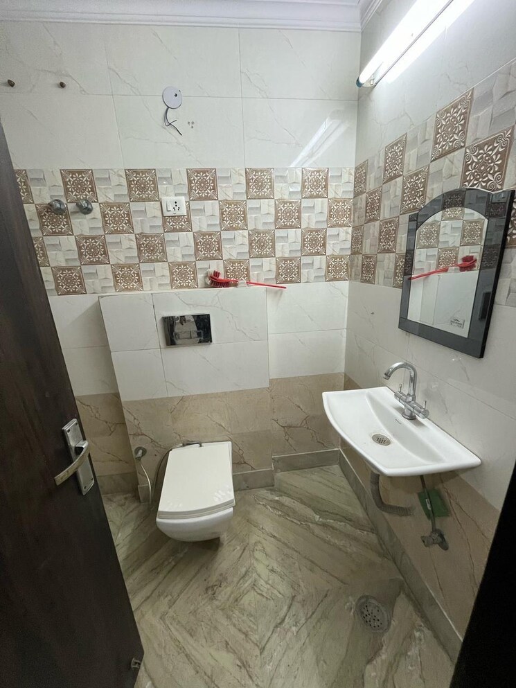 Bathroom, ashok nagar 2.5 Bedroom 900 Sq.Ft. Builder Floor In Ashok Nagar Delhi 8592058