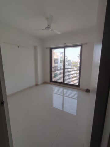 Room in 3 BHK Apartment at Thaltej – for Rent