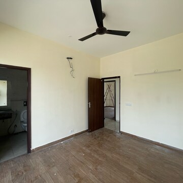 Room in 4 BHK Builder Floor at BPTP Amstoria, Sector 102 – for Rent